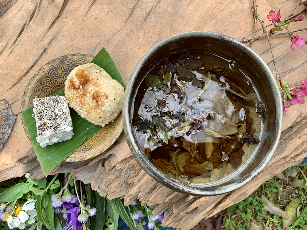 搭配自製茶點，單碗奉茶，讓遊客感受截然不同的茶湯體驗。（照片提供/荔寶文創）