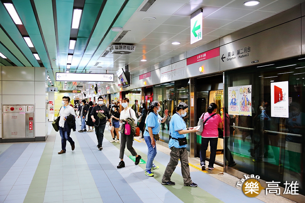截至去年12月統計，高雄捷運日平均載量為194,812人次，能安全護送大家抵達目的地，背後有一群默默的黑夜英雄。（攝影/Carter）