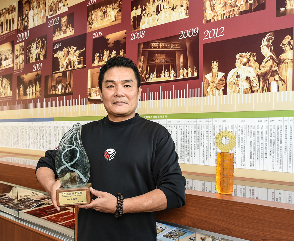殷青群導演謙虛地把他一路走來的榮耀歸給全團工作人員。（攝影／陳十攝影工作室）