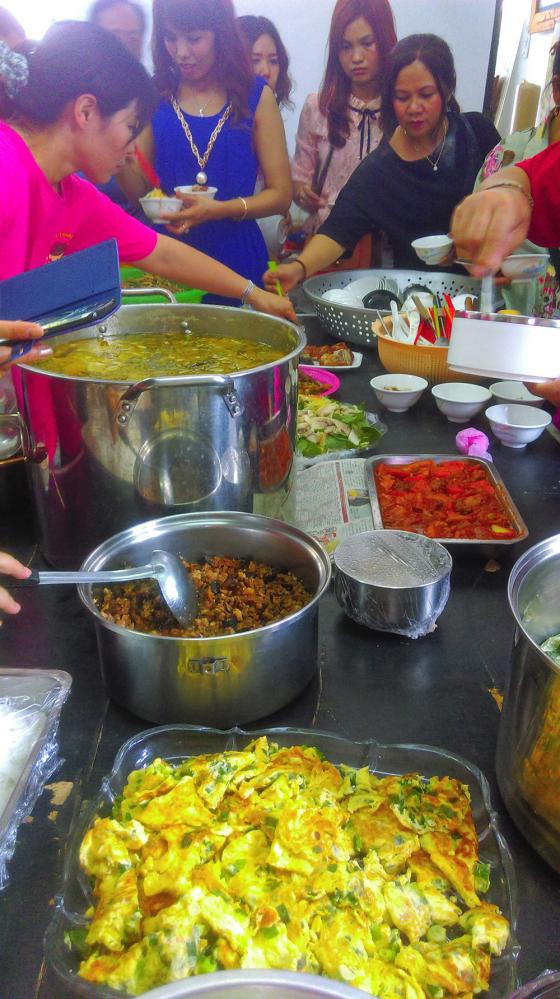 大家共同準備新年美食。（圖片提供／南洋台灣姐妹會）