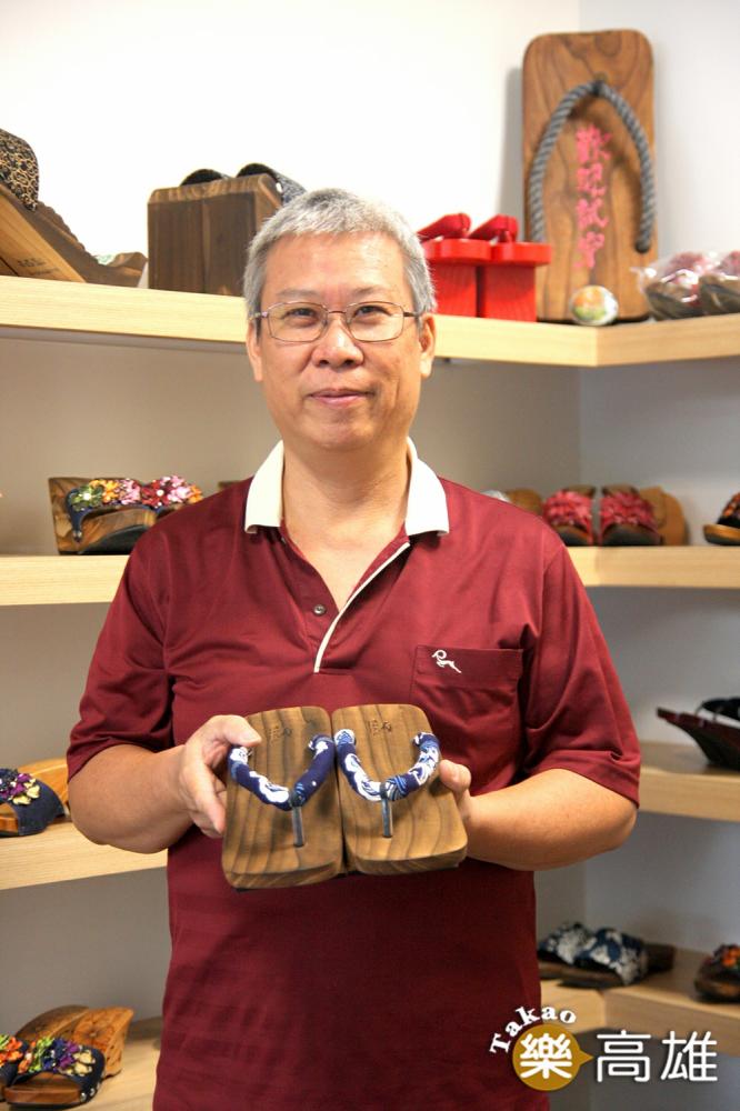 袁永君從國中即接觸木屐學藝，聊起木屐流行，絕代風華的年代彷彿歷歷在目。（攝影/Yfung）