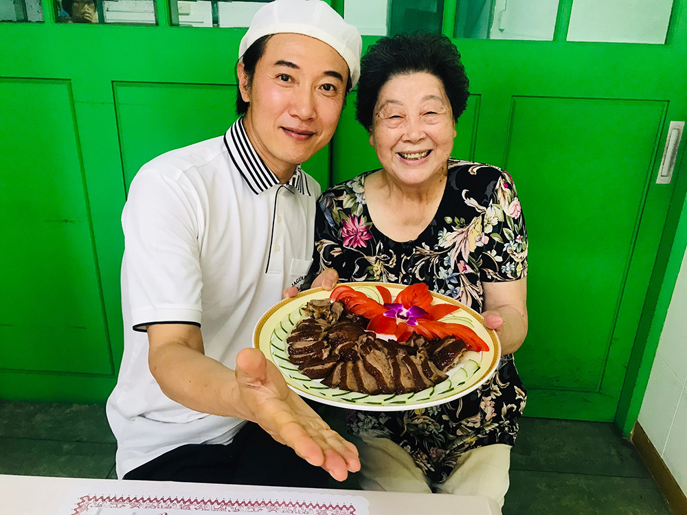 陳鴻談起高雄美食如數家珍。（照片提供/高雄市政府觀光局）