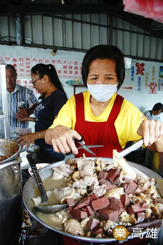 阿麗老闆延續父母經營的60年街邊小店食堂。（攝影/曾信耀）