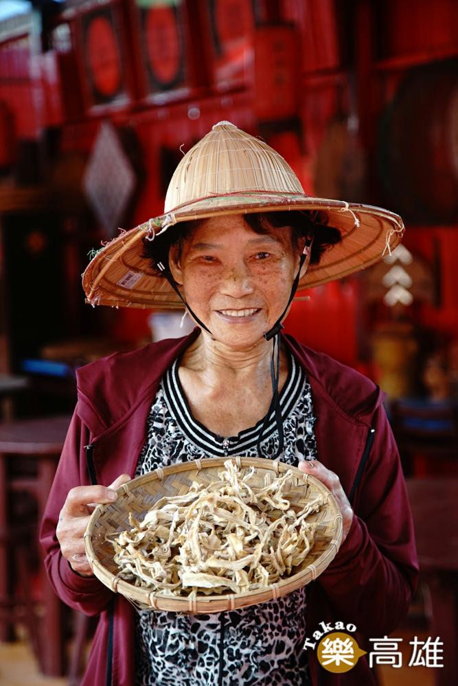 曾阿嬤推薦自家醃製的瓠仔乾。（攝影/曾信耀）