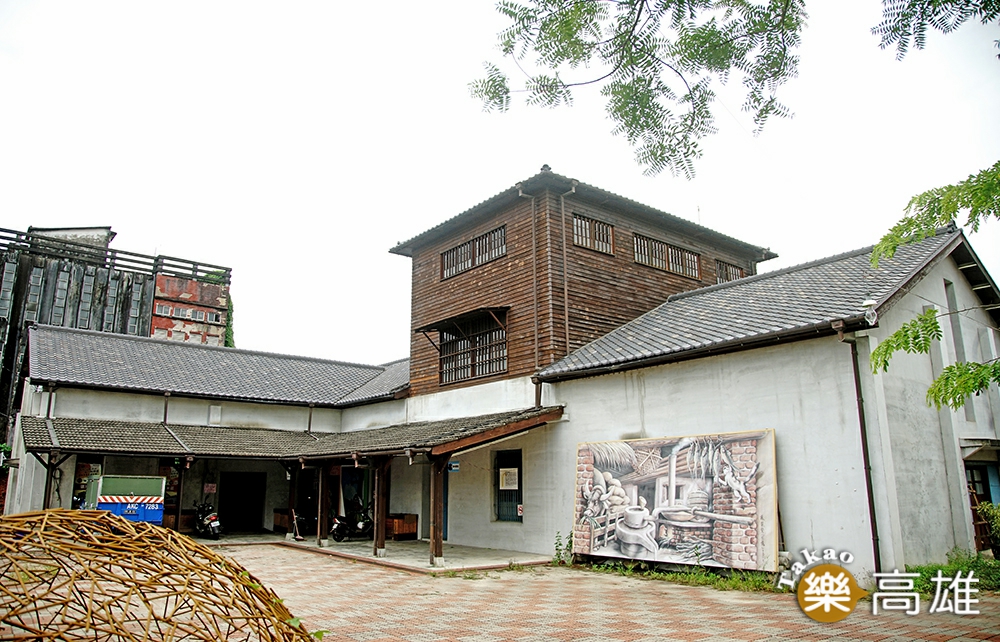 旗山碾米廠外觀形成一種多層木造建築，其中又以北棟高達三樓的碾米機房最具特色。（攝影/曾信耀）