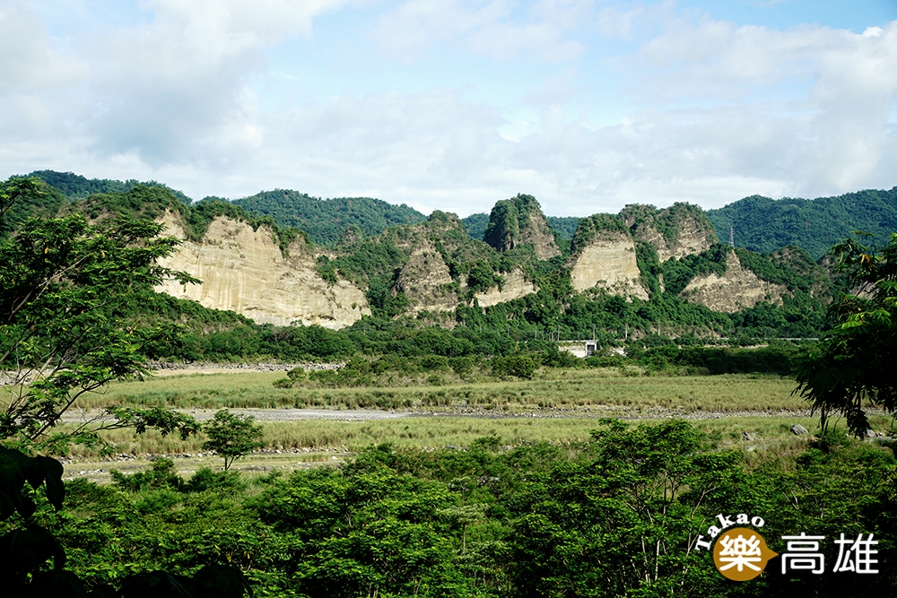 開車沿台27甲線而行，可以從荖濃溪對岸觀賞十八漢羅山。（攝影/曾信耀）