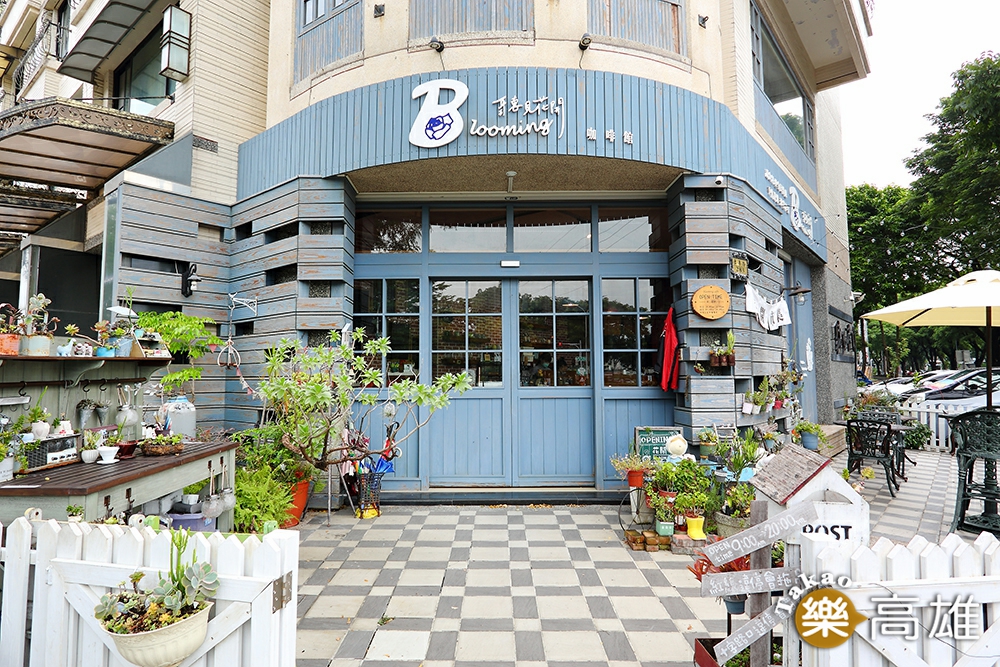聽見花開咖啡館在楠梓土庫路，店外呈現雜貨鄉村風格。（攝影/Carter）