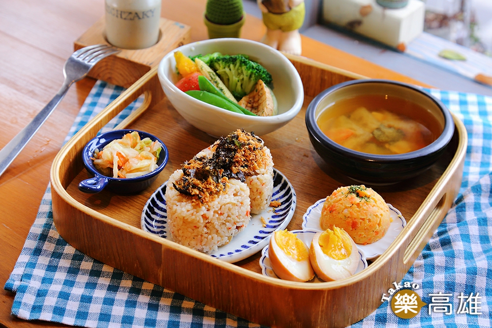 香菇爆香後混入蔬菜高湯熬煮的炊飯，加上脆口高麗菜，讓飯糰口感層次豐富。（攝影/Carter）