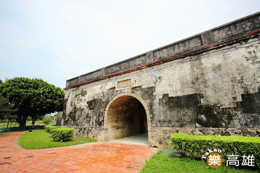 城牆由珊瑚礁石灰岩所建構，並採六角蜂巢造型來增加強度。（攝影/Carter）