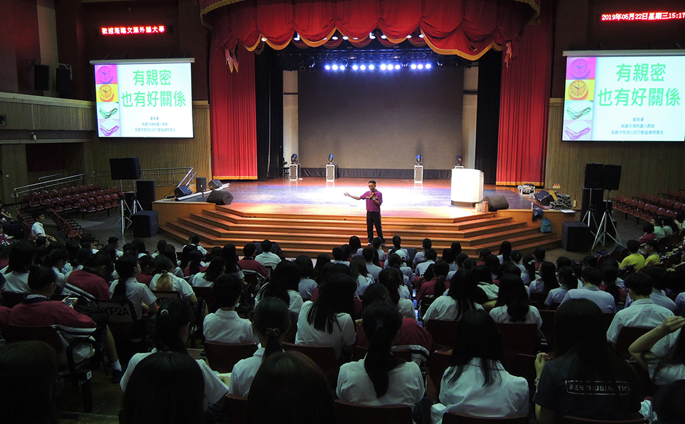 劉育豪常常受邀至各學校演講，用自然健康的態度大方與學生談性。(照片提供/劉育豪)