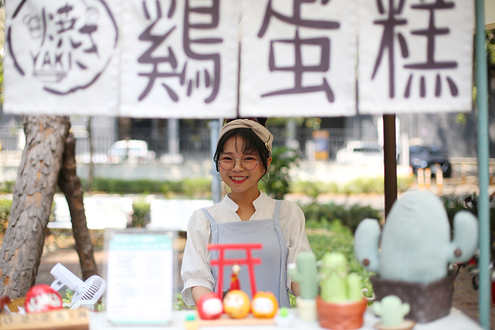 長期在美術館附近擺攤的「焼き焼き YAKI」，深受親子歡迎。