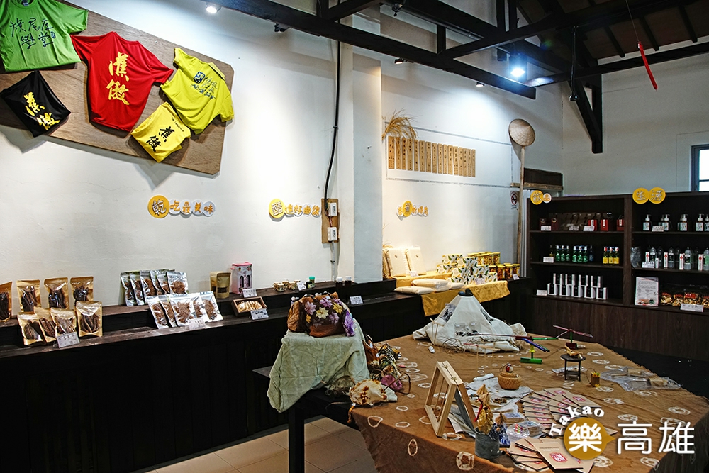 直賣所內販售大旗美地區友善環境的小農產品，包含新鮮農產和各式農產加工品。（攝影/曾信耀）