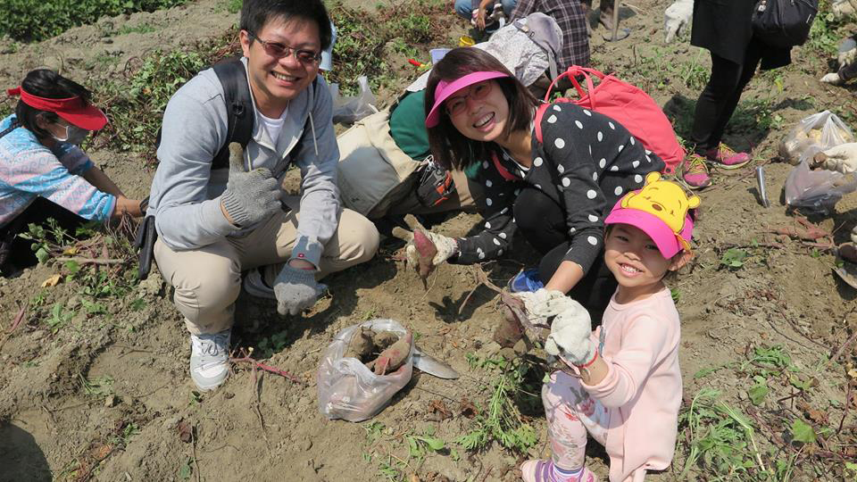 走進河床台地拔地瓜，體驗農夫豐收的快樂。(照片提供/惡地農夫)
