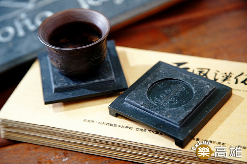 「萬山岩雕-高字杯台」入選2012高雄工藝類精品獎，是當時甄選唯一得到滿分的作品。（攝影/曾信耀）