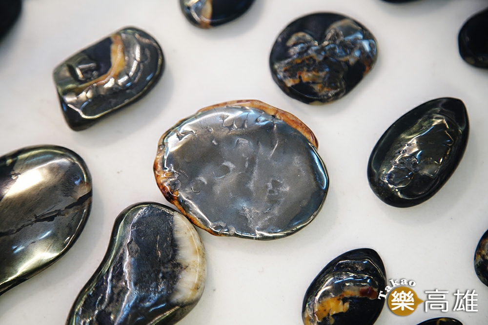 龍紋石經拋光打磨後，可展現不同的金屬線條與石玉鑲嵌。（攝影/曾信耀）