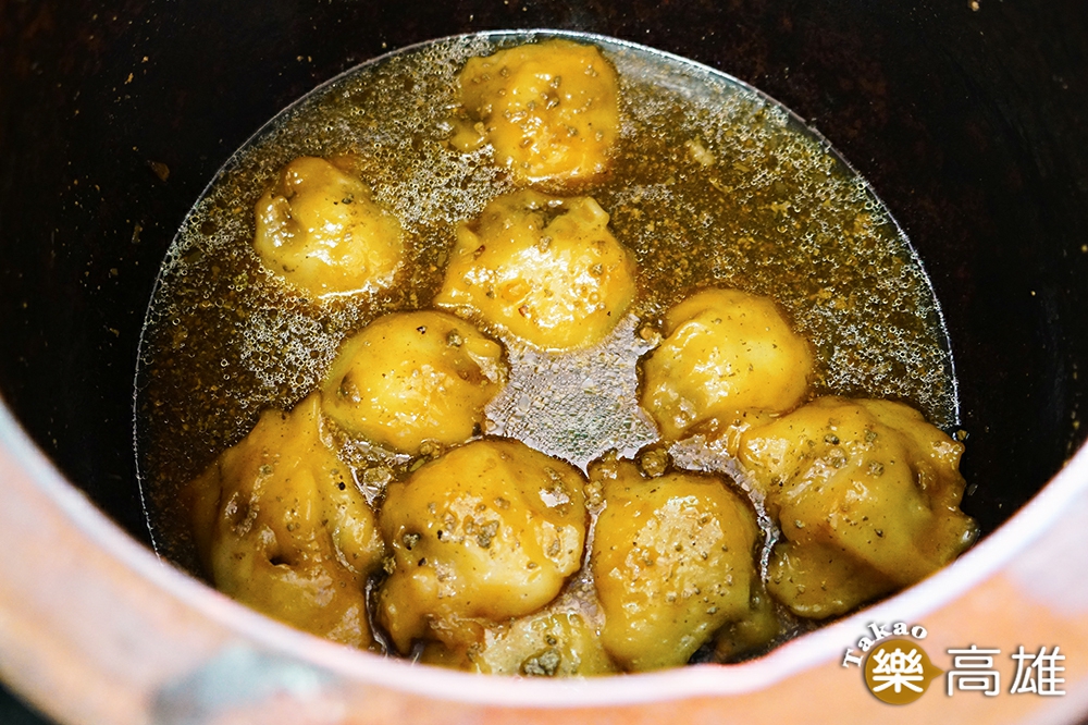 滷肉圓的做工繁複，前置作業處理滷汁和內餡就要耗費4小時。（攝影/Cindy）