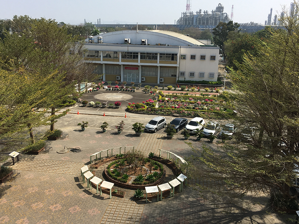 坐落於國光中學校園中的余光中詩園、詩圃。 
