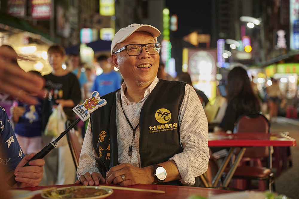 六合夜市詹金翰顧問大力協助與每間的攤商溝通，是拍攝劇組最得力的幫手。（照片提供/高雄電影節）