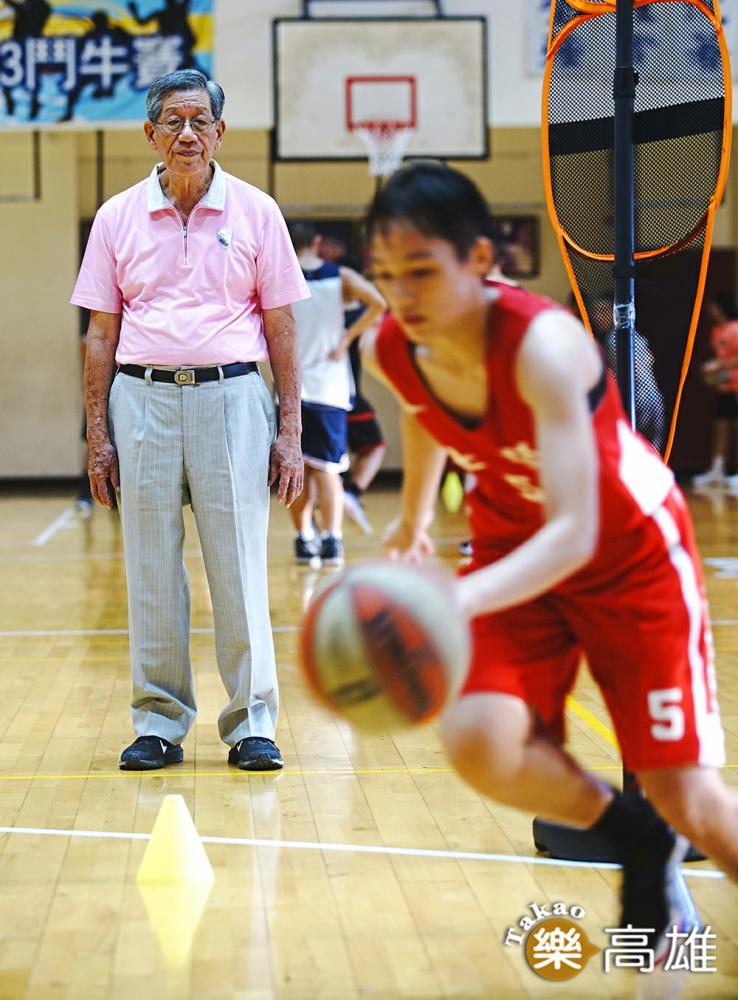 劉錦池認為勤能補拙，勤奮比身材優勢更重要，七賢女籃隊憑藉平日紥實訓練的技巧，在瑞典的冠軍賽打贏美國隊。（攝影/曾信耀）