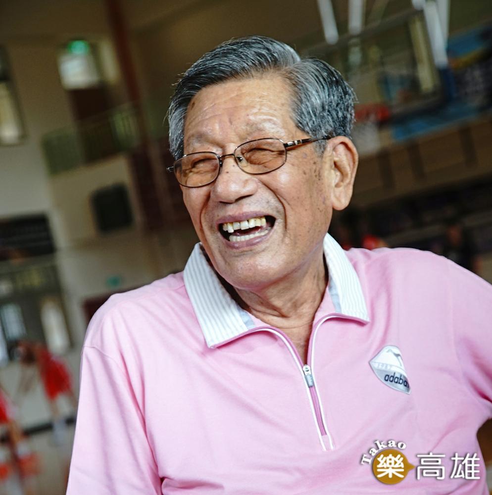 姥姥指導學生練球，也陪伴叛逆期的孩子們面對課業和生活壓力。（攝影/曾信耀）