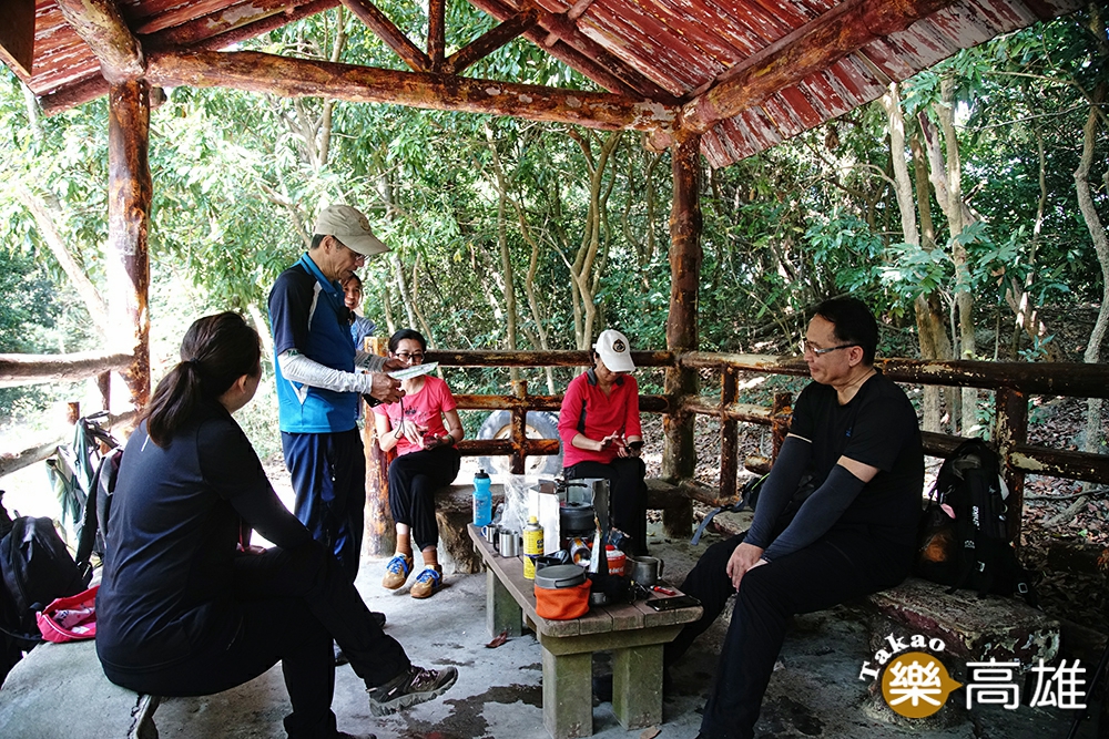 遇見泡茶的山友，規勸宣導園區內禁止野外炊煮食物。（攝影/曾信耀）