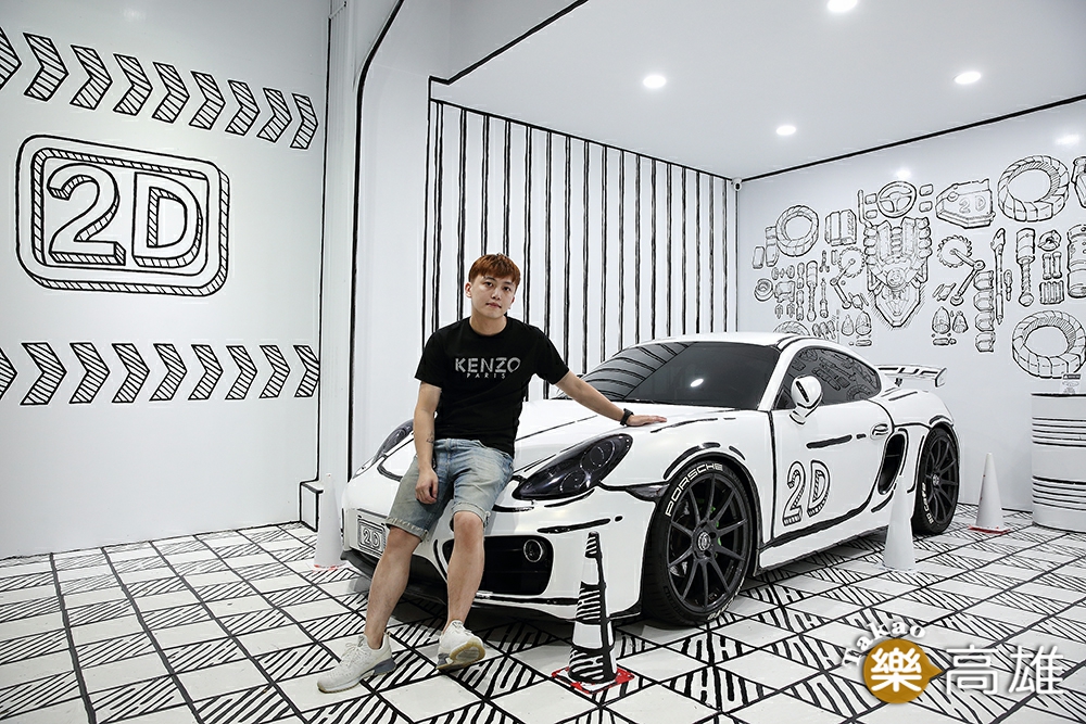 老闆DINO的愛車配合黑白色系，將車重新烤漆上色，直接停在店門口與背景宛若一體。（攝影/Carter）
