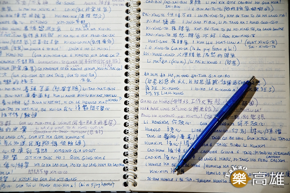 為了電視節目，吉雷米不僅會自己準備腳本，還會用台語筆記小抄。（攝影/曾信耀）
