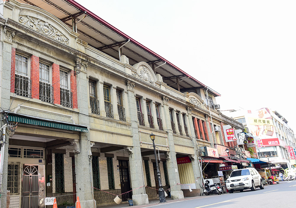 旗山老街有成排的巴洛克式建築。（貓手香工作室‧攝影）