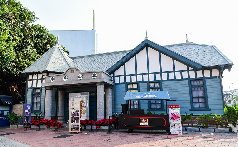 前身為旗山車站的「糖鐵故事館」。（貓手香工作室‧攝影）