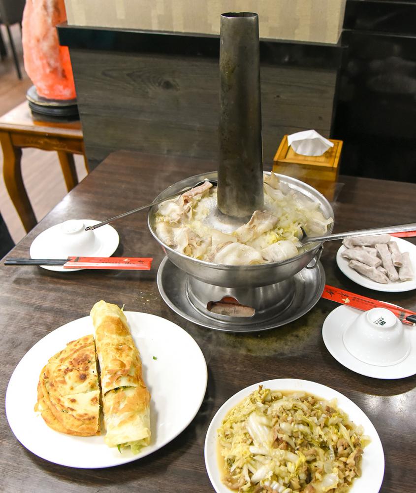 眷村美食-酸菜白肉鍋。（貓手香工作室‧攝影）