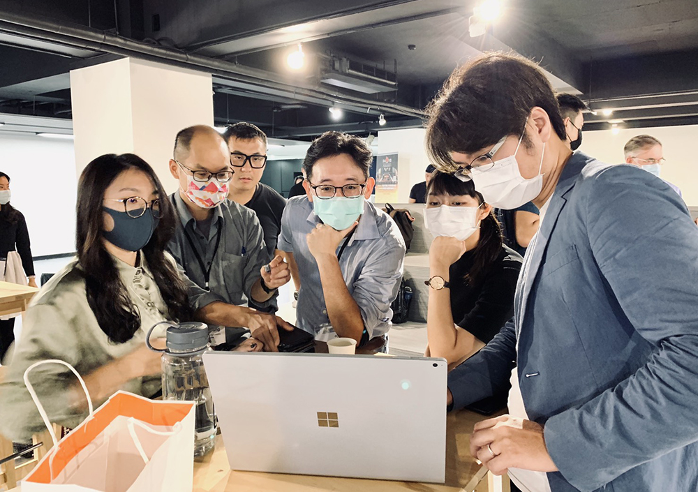 國際投資人與新創夥伴在DAKUO數創中心交流互動。（圖片提供/高雄市政府經濟發展局）