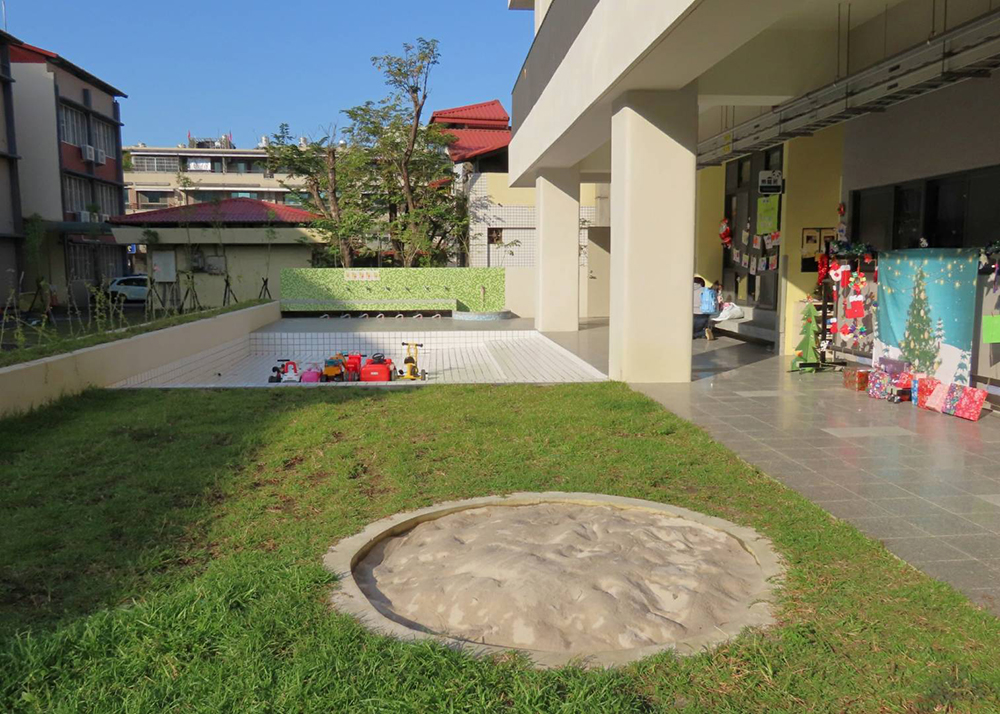 園內的建築和設備新穎多元，一樓設有戲水池、沙坑和跑道。（圖片提供/新甲非營利幼兒園）
