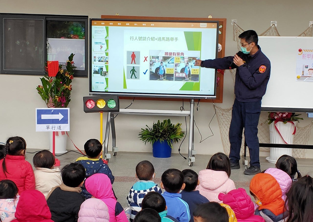 附近警察局等單位到幼兒園現場教學。（圖片提供/新甲非營利幼兒園）