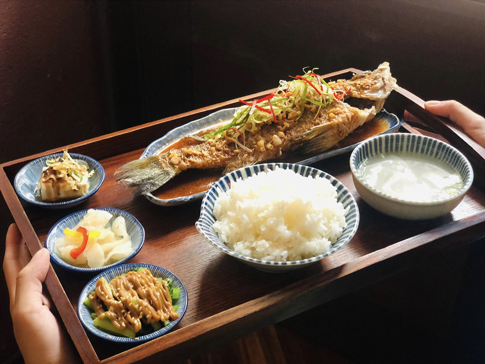 恰恰紅燒魚香濃夠味，脆皮與醬汁搭配，口感完美。(圖片提供/萬.吧 ONE.Bar)