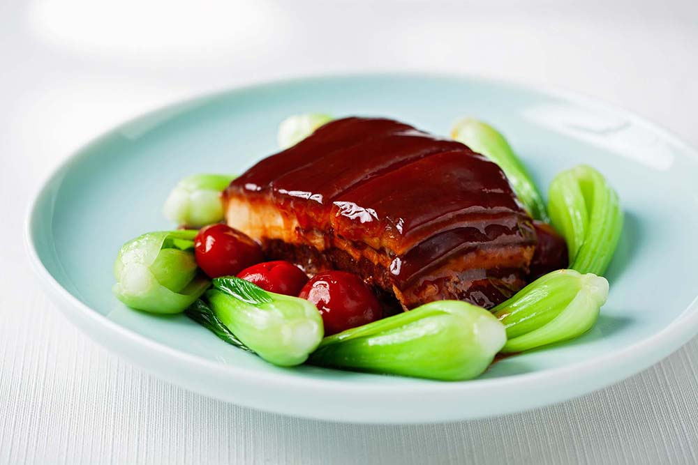 色、香、味俱全的櫻桃千層封肉，酥爛肥美的肉質入口即化，每一口都能嘗到師傅深厚的廚藝底蘊。（圖片提供/高雄國賓飯店）