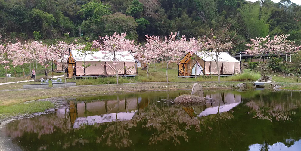 寶來花賞溫泉公園內規劃遠山望月露營區，宛如世外桃源。（圖片提供：茂林國家風景區管理處）