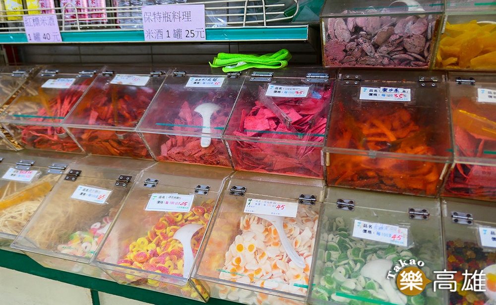 過去店內有200種左右的零嘴，放在透明箱中販賣。（攝影/李瑰嫻）
