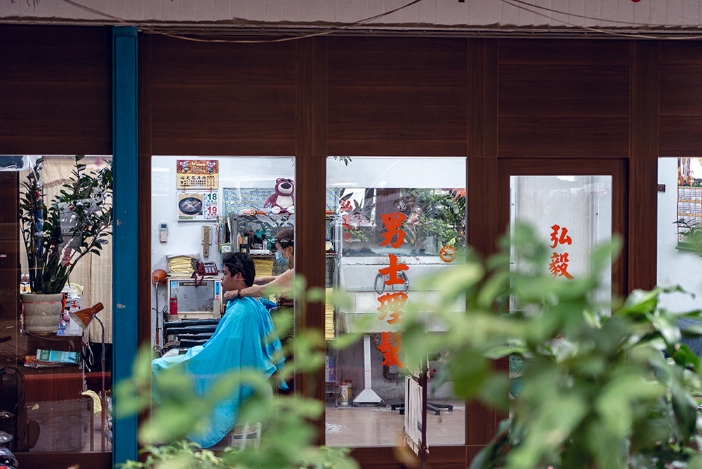 舊眷村的老店面和生活樣貌，依然存在於巷弄中。（圖片提供/洪立）