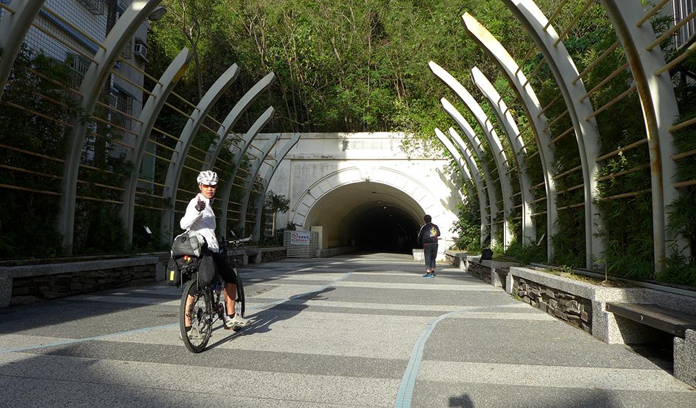 騎著鐵馬穿越中山大學，藍色海景即將豁然開朗。（圖片提供/Eddie）