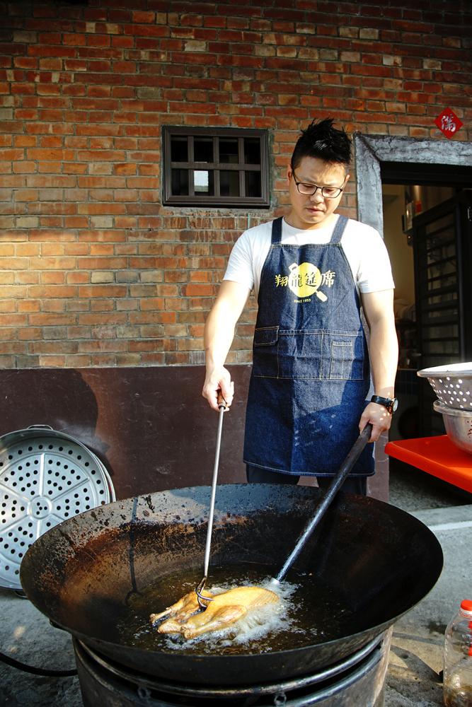 型男主廚陪伴愛妻接下辦桌事業，共同努力打拼，親自掌廚。(攝影／曾信耀)