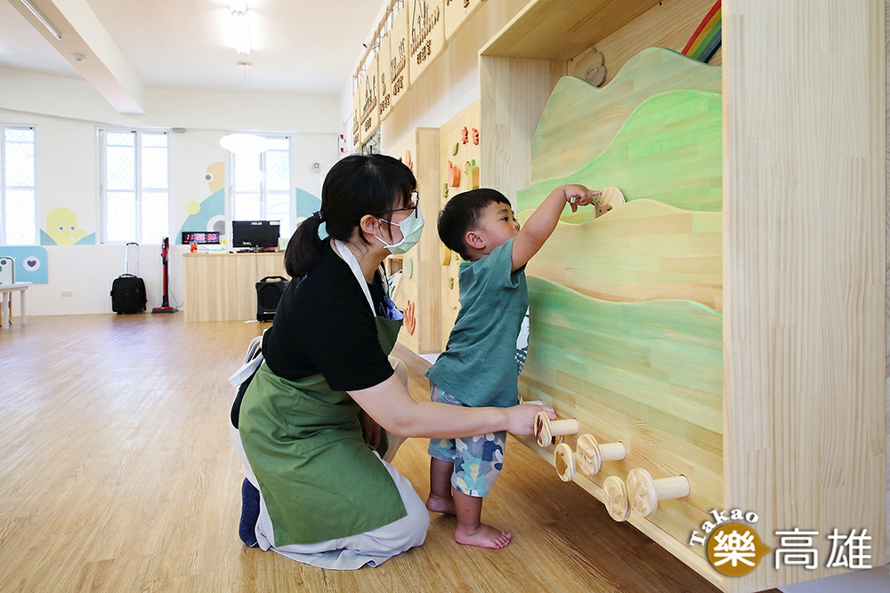 孩子在家長與社工引導下探索環境，透過遊戲打開視覺、觸覺等知覺潛能。（攝影/Carter）