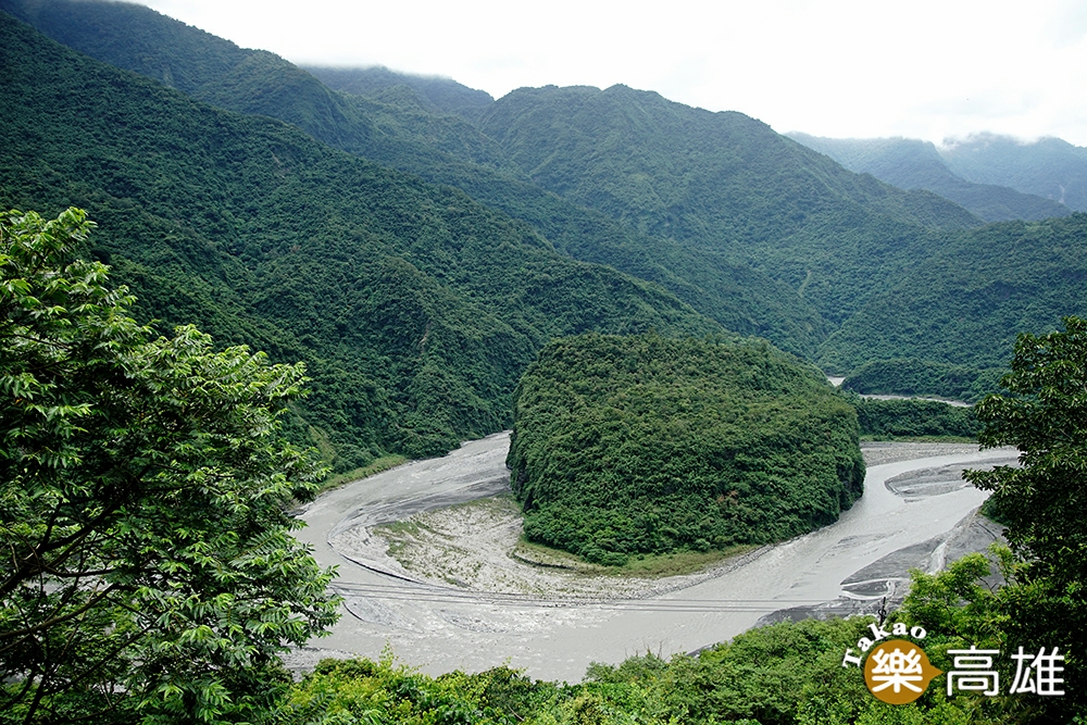 從龍頭山步道俯瞰，環流丘地形、蛇頭山、多納大橋非常壯觀秀麗。（攝影/曾信耀）
