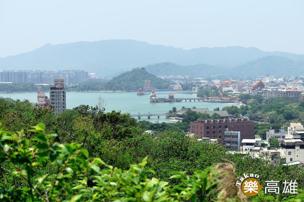 蓮池潭位於半屏山南邊，左營舊城一帶的歷史古蹟，如春秋閣、龍虎塔、孔廟，從步道上俯瞰盡收眼底。(攝影/鍾兆恆)