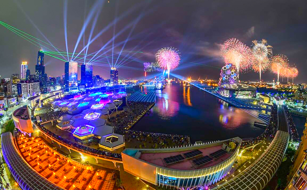 睽違20年的國慶煙火照亮明媚港灣，成為高雄旅遊新話題，預計將帶給市民最燦爛的雙十假期。圖為2021跨百光年系列活動照片。 （攝影/林宥成）