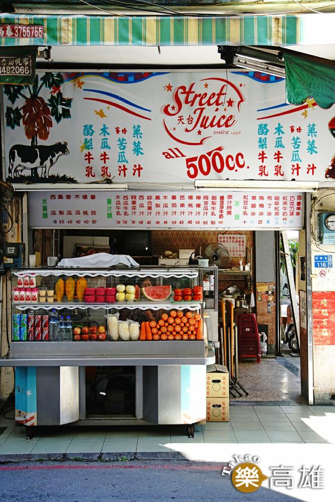 福生果汁店又大又醒目的招牌，是當年電影《天台》拍攝時所留下的。（攝影/曾信耀）