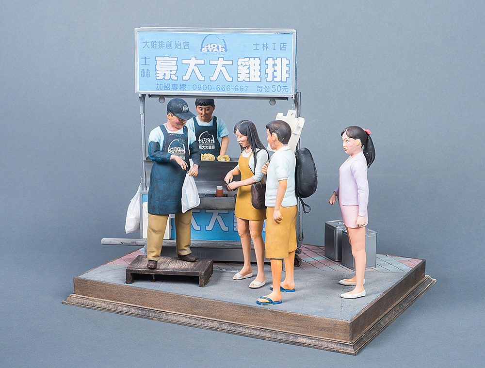 製作「士林夜市」豪大大雞排攤位模型，油鍋中雞排載浮載沉的模樣完美重現，彷彿能聞到食物香氣。（圖片提供/聯合數位文創）