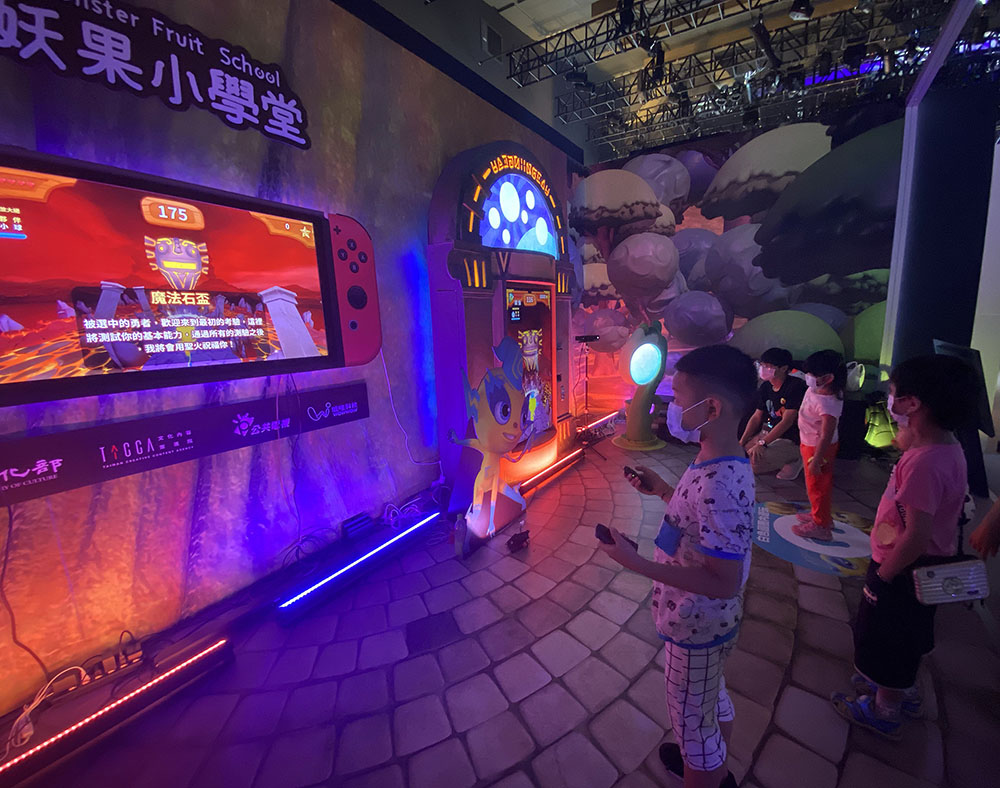 有趣又動感的妖果小學堂體驗遊戲，很適合親子一起遊玩。（圖片提供/哇哇科技）