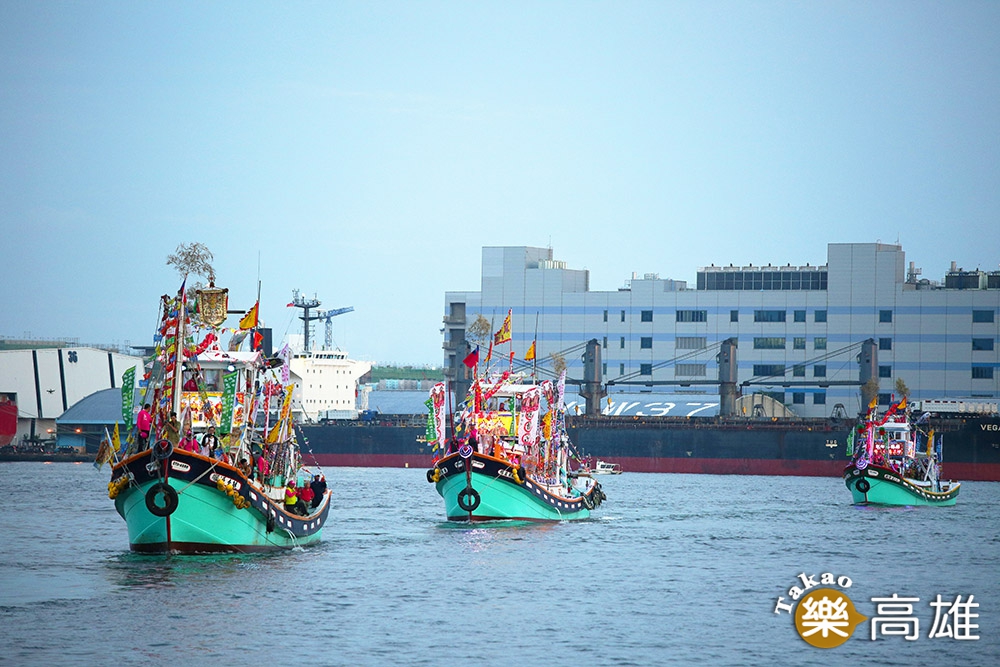海巡船隊陣容浩浩蕩蕩駛進高雄港。（攝影/楊為仁）