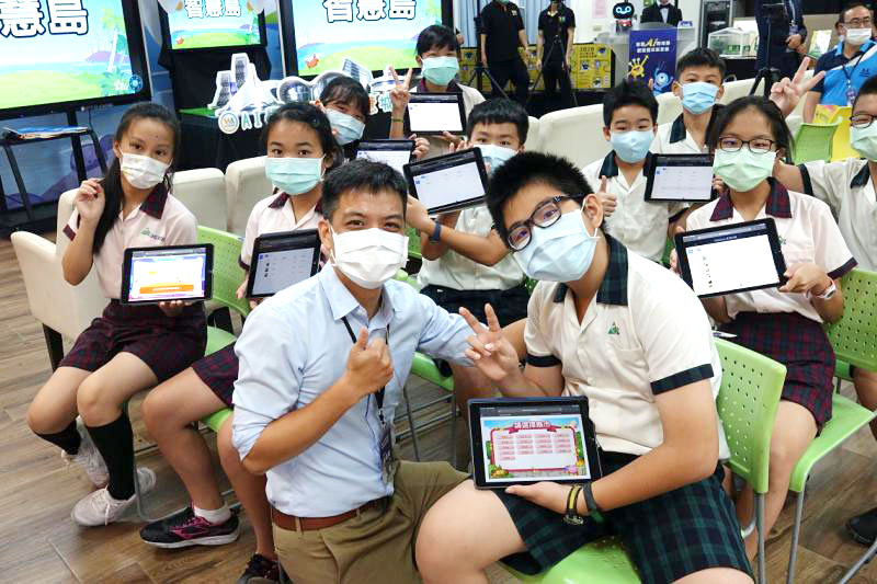 市府教育局正式啟動「E-game-AI智慧島」，在E-game學習平台中，增加全新的學習闖關模式。（圖片提供/高雄市政府教育局）