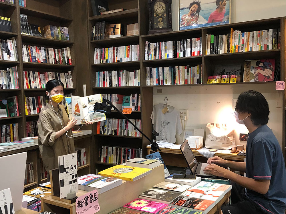 高市文化局邀請在地書店踴躍提案，防疫期間推線上讀冊，書市閱讀不打烊。（圖片提供/高雄市政府文化局）